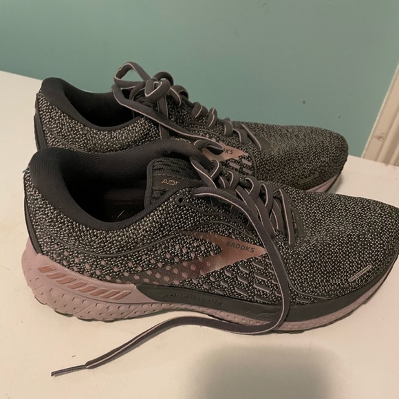 Size 7 wide Brooks Adrenaline women shoes - Picture 2 of 4
